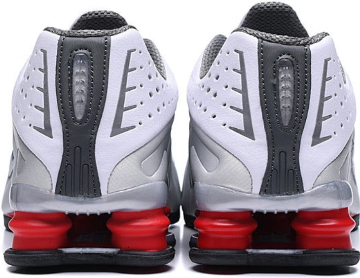 Les baskets Nike Shox R4 combinent style audacieux et innovation technologique exceptionnel et indispensable. Pas Cher. Le moins cher.