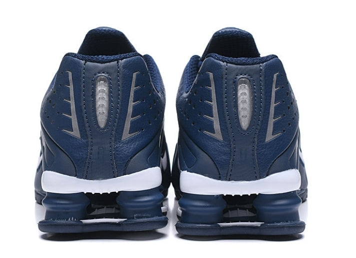 Les baskets Nike Shox R4 combinent style audacieux et innovation technologique exceptionnel et indispensable. Pas Cher. Le moins cher.