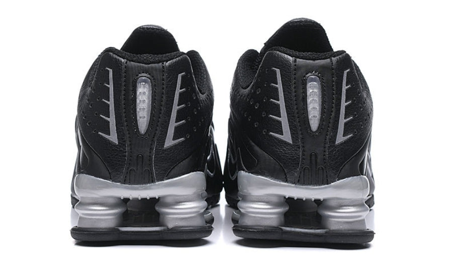 Les baskets Nike Shox R4 combinent style audacieux et innovation technologique exceptionnel et indispensable. Pas Cher. Le moins cher.