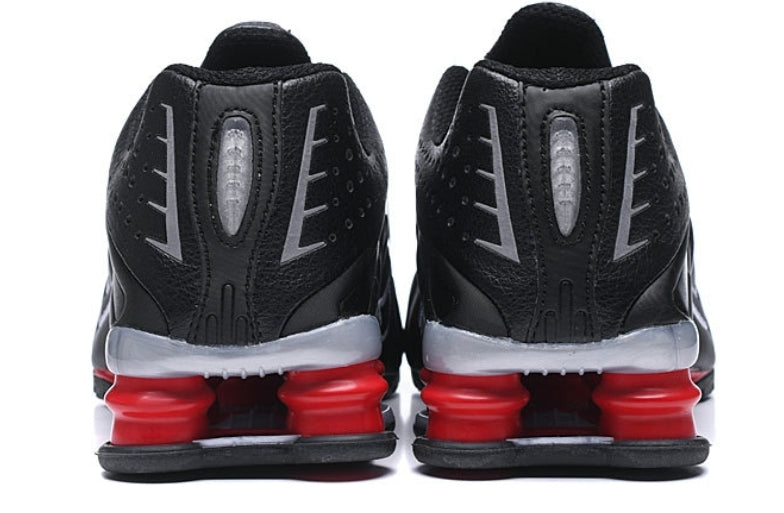 Les baskets Nike Shox R4 combinent style audacieux et innovation technologique exceptionnel et indispensable. Pas Cher. Le moins cher.
