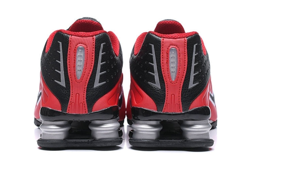 Les baskets Nike Shox R4 combinent style audacieux et innovation technologique exceptionnel et indispensable. Pas Cher. Le moins cher.