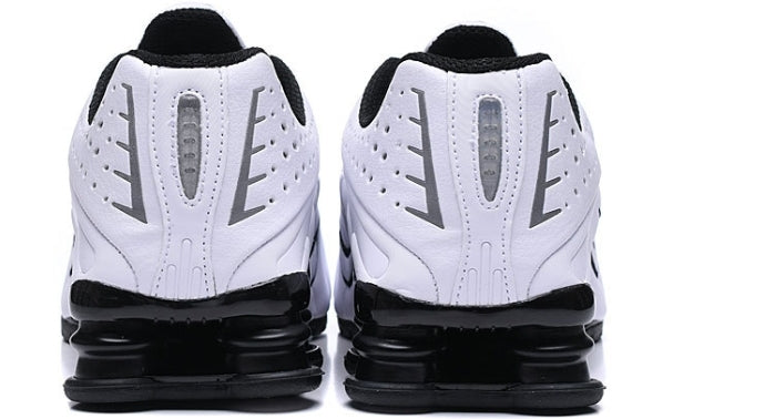 Les baskets Nike Shox R4 combinent style audacieux et innovation technologique exceptionnel et indispensable. Pas Cher. Le moins cher.