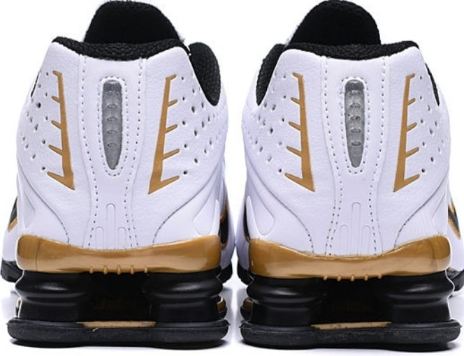 Les baskets Nike Shox R4 combinent style audacieux et innovation technologique exceptionnel et indispensable. Pas Cher. Le moins cher.