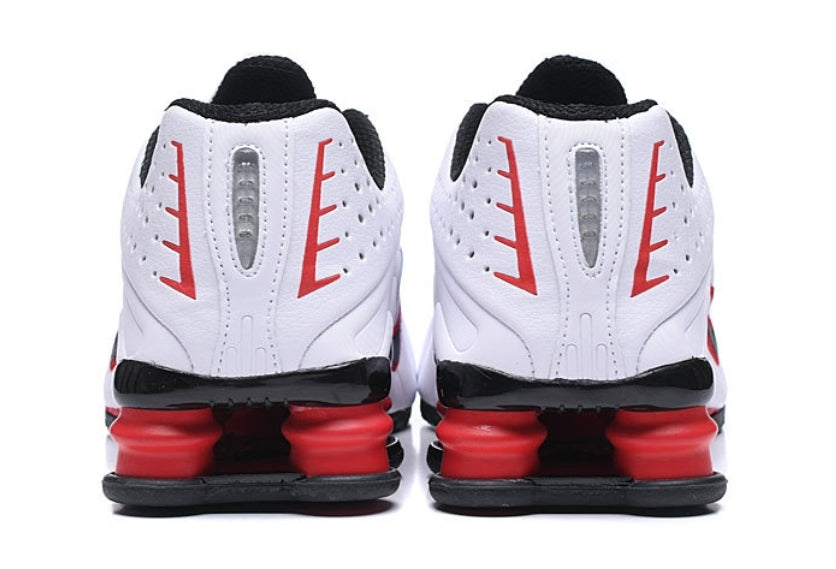 Les baskets Nike Shox R4 combinent style audacieux et innovation technologique exceptionnel et indispensable. Pas Cher. Le moins cher.