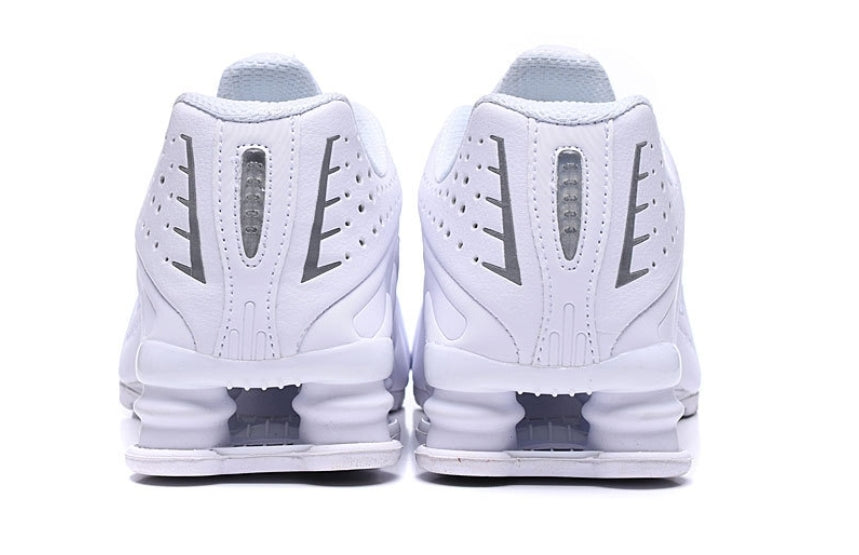 Les baskets Nike Shox R4 combinent style audacieux et innovation technologique exceptionnel et indispensable. Pas Cher. Le moins cher.