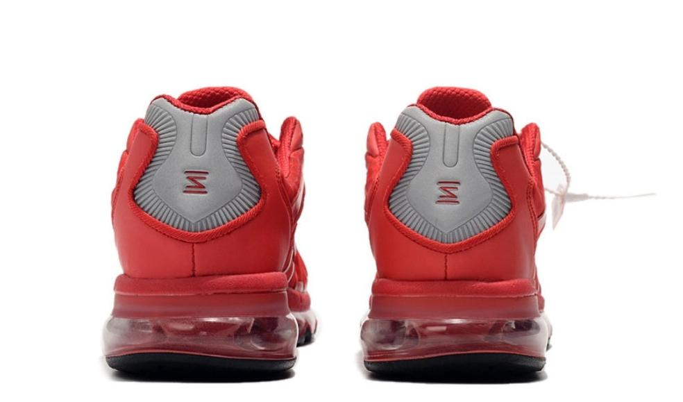 Les baskets Nike Air Shox 2020 allient style moderne et performance avancée. Leur design audacieux et innovant capte l’attention. Pas cher.le moins cher.