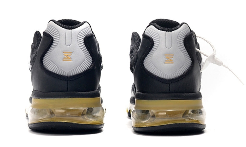 Les baskets Nike Air Shox 2020 allient style moderne et performance avancée. Leur design audacieux et innovant capte l’attention. Pas cher.le moins cher.