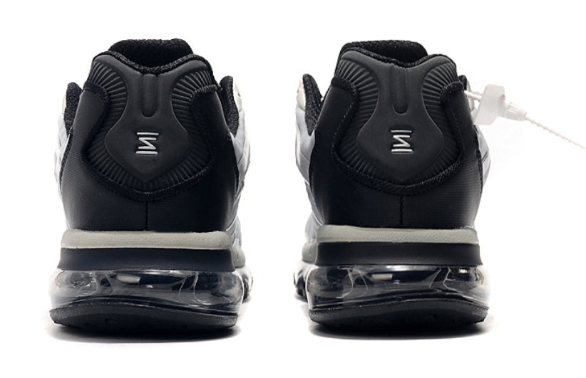 Les baskets Nike Air Shox 2020 allient style moderne et performance avancée. Leur design audacieux et innovant capte l’attention. Pas cher.le moins cher.