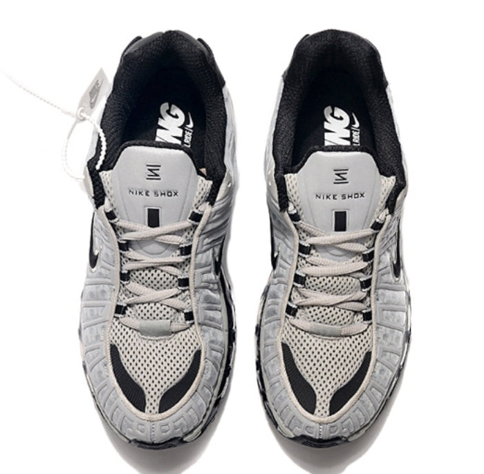 Les baskets Nike Air Shox 2020 allient style moderne et performance avancée. Leur design audacieux et innovant capte l’attention. Pas cher.le moins cher.
