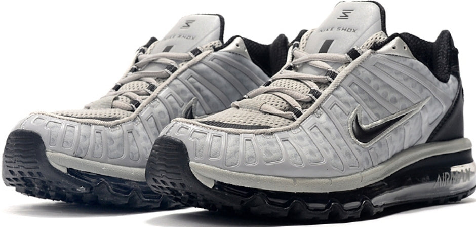 Les baskets Nike Air Shox 2020 allient style moderne et performance avancée. Leur design audacieux et innovant capte l’attention. Pas cher.le moins cher.
