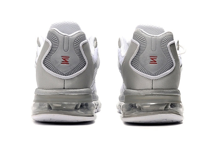 Les baskets Nike Air Shox 2020 allient style moderne et performance avancée. Leur design audacieux et innovant capte l’attention. Pas cher.le moins cher.