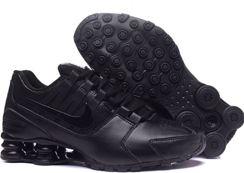 Les baskets Nike Shox PU marient style audacieux et innovation technologique. Leur design distinctif attire les passionnés de mode et de performance.