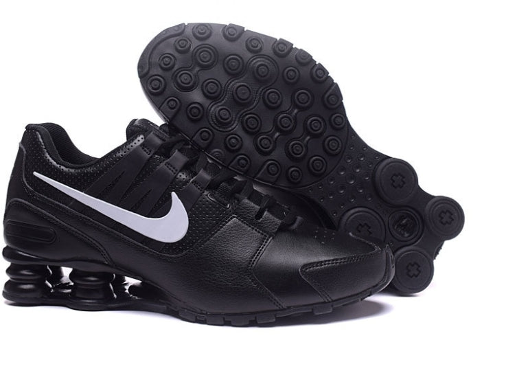 Les baskets Nike Shox PU marient style audacieux et innovation technologique. Leur design distinctif attire les passionnés de mode et de performance.