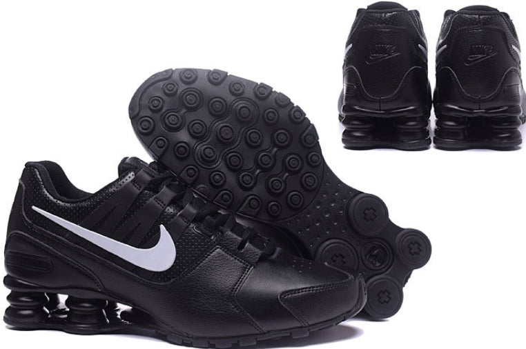 Les baskets Nike Shox PU marient style audacieux et innovation technologique. Leur design distinctif attire les passionnés de mode et de performance.