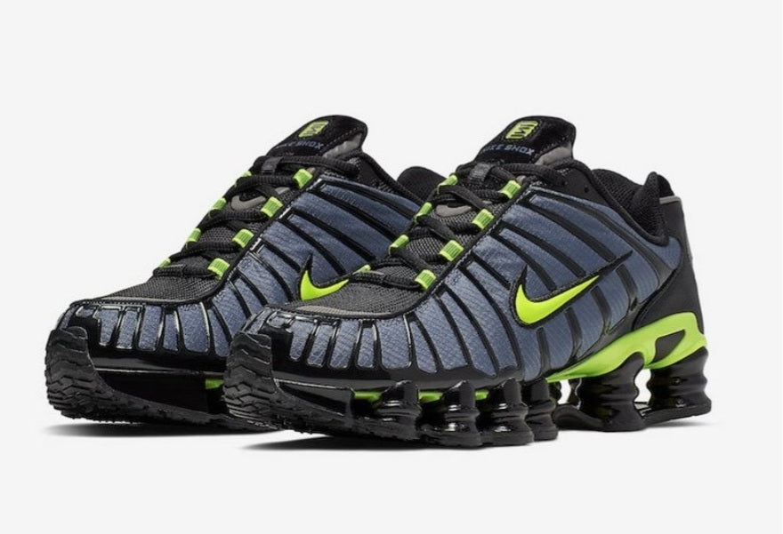 Les baskets Nike Shox TL allient un style avant-gardiste et une innovation technique avancée. Leur design unique et leurs détails sophistiqués.