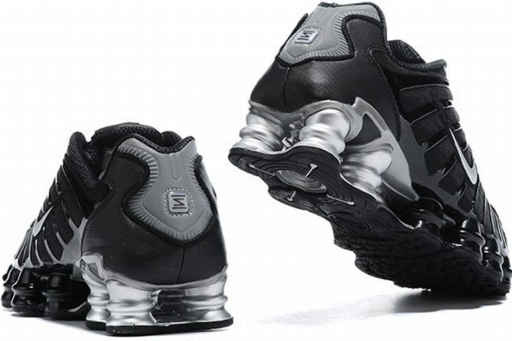 Les baskets Nike Shox TL allient un style avant-gardiste et une innovation technique avancée. Leur design unique et leurs détails sophistiqués.