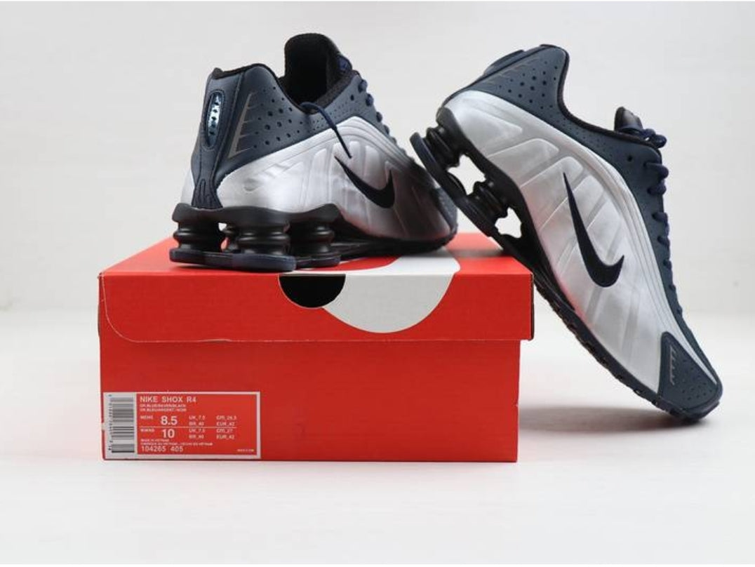 Les baskets Nike Shox TL allient un style avant-gardiste et une innovation technique avancée. Leur design unique et leurs détails sophistiqués.