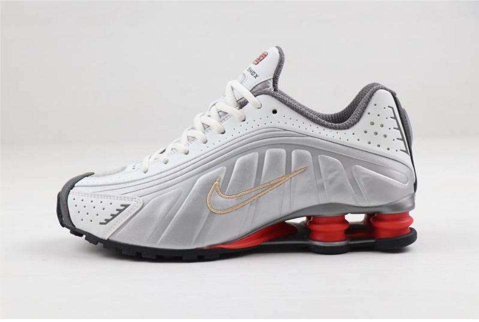 Les baskets Nike Shox R4 combinent style audacieux et innovation technologique exceptionnel et indispensable. Pas Cher. Le moins cher.