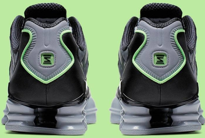 Les baskets Nike Shox TL allient un style avant-gardiste et une innovation technique avancée. Leur design unique et leurs détails sophistiqués.