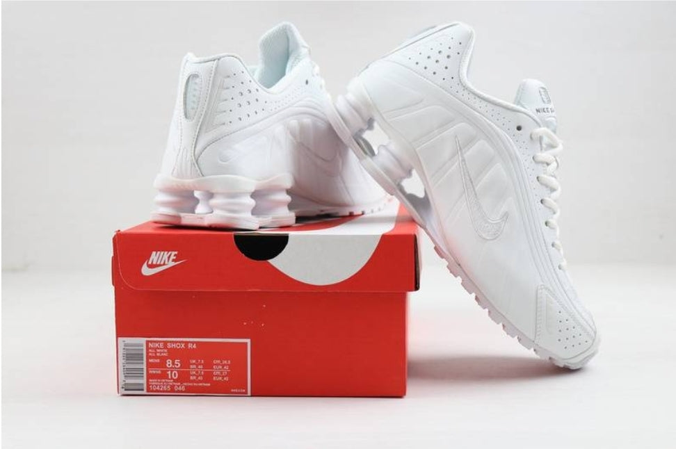 Les baskets Nike Shox R4 combinent style audacieux et innovation technologique exceptionnel et indispensable. Pas Cher. Le moins cher.