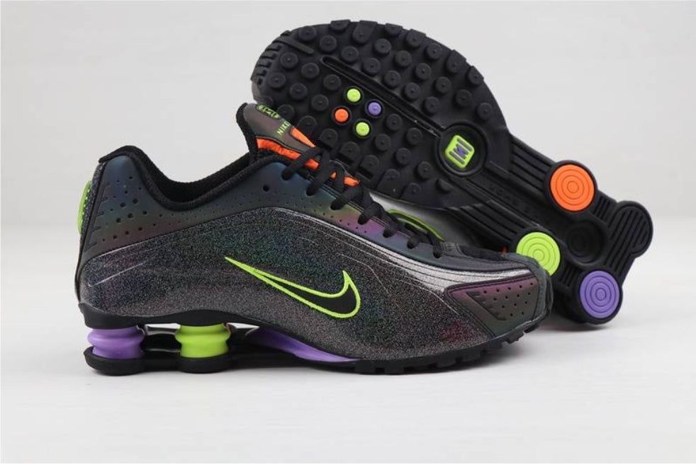 Les baskets Nike Shox R4 combinent style audacieux et innovation technologique exceptionnel et indispensable. Pas Cher. Le moins cher.