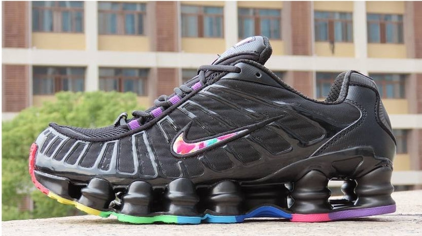 Les baskets Nike Shox TL allient un style avant-gardiste et une innovation technique avancée. Leur design unique et leurs détails sophistiqués.