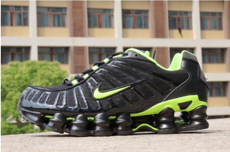 Les baskets Nike Shox TL allient un style avant-gardiste et une innovation technique avancée. Leur design unique et leurs détails sophistiqués.