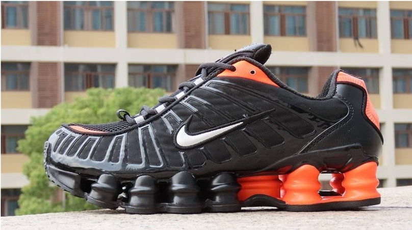 Les baskets Nike Shox TL allient un style avant-gardiste et une innovation technique avancée. Leur design unique et leurs détails sophistiqués.