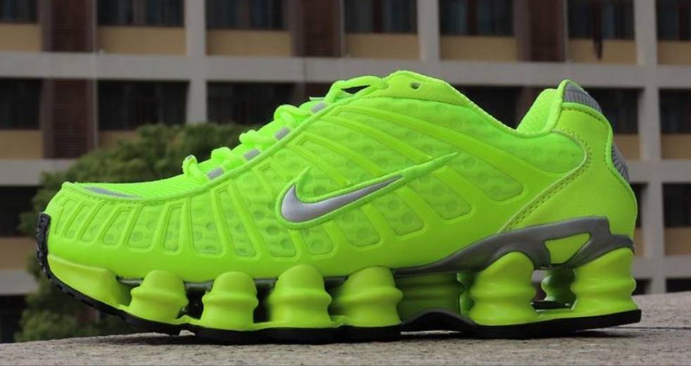 Les baskets Nike Shox TL allient un style avant-gardiste et une innovation technique avancée. Leur design unique et leurs détails sophistiqués.