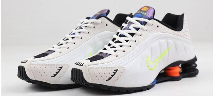 Les baskets Nike Shox R4 combinent style audacieux et innovation technologique exceptionnel et indispensable. Pas Cher. Le moins cher.