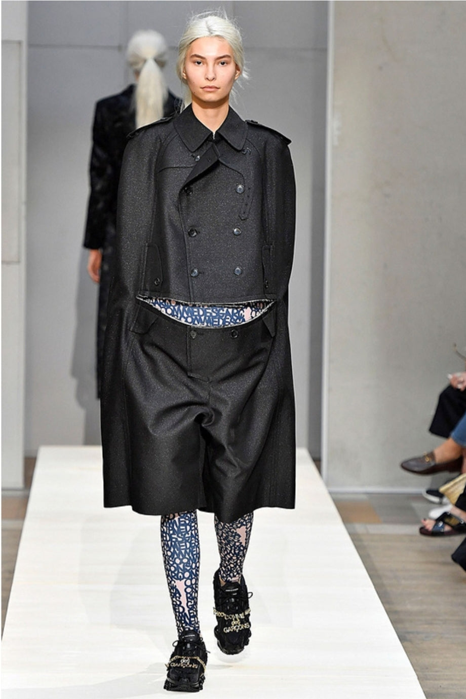 Les baskets Nike Shox TL allient un style avant-gardiste et une innovation technique avancée. Leur design unique et leurs détails sophistiqués.