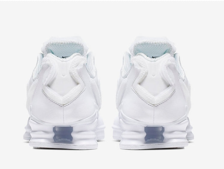 Les baskets Nike Shox TL allient un style avant-gardiste et une innovation technique avancée. Leur design unique et leurs détails sophistiqués.