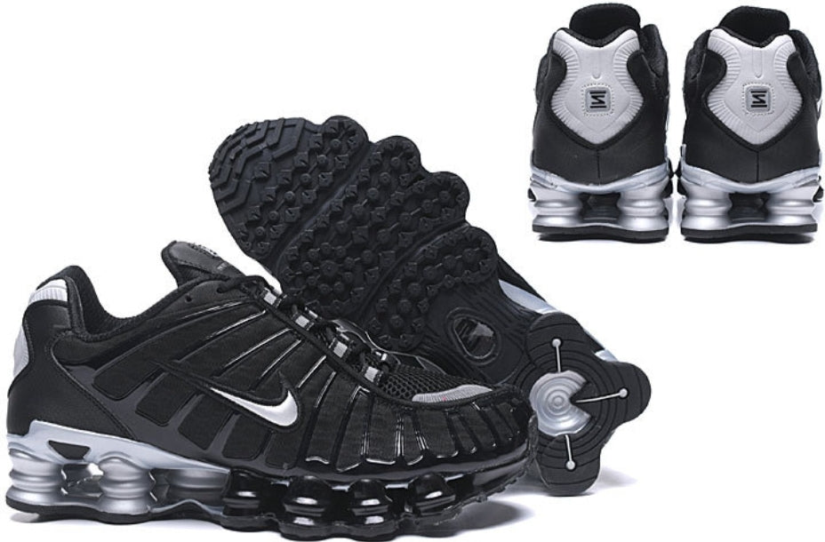 Les baskets Nike Shox TL allient un style avant-gardiste et une innovation technique avancée. Leur design unique et leurs détails sophistiqués.