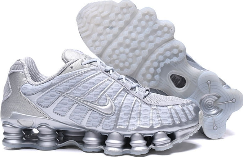 Les baskets Nike Shox TL allient un style avant-gardiste et une innovation technique avancée. Leur design unique et leurs détails sophistiqués.