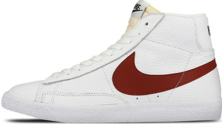 Les baskets Nike Blazer Low combinent un style intemporel et une élégance décontractée. Leur design épuré et leurs matériaux de qualité en font un choix prisé des amateurs de mode.