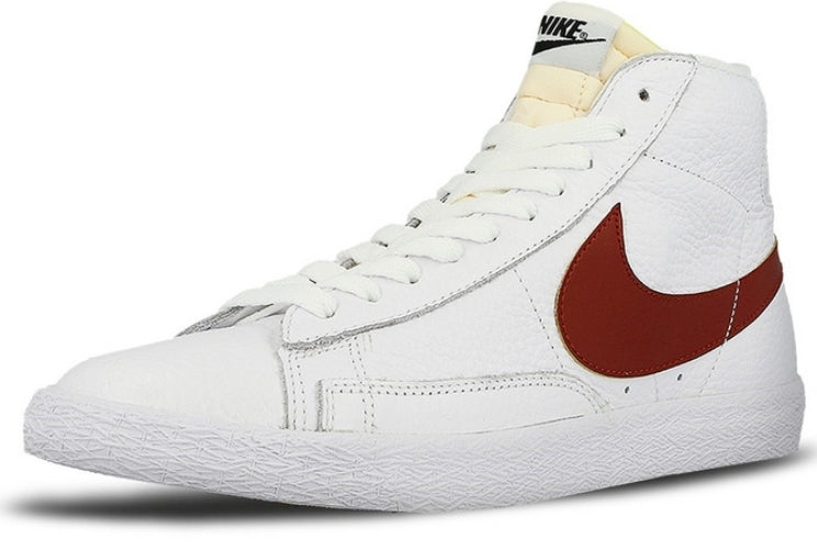 Les baskets Nike Blazer Low combinent un style intemporel et une élégance décontractée. Leur design épuré et leurs matériaux de qualité en font un choix prisé des amateurs de mode.