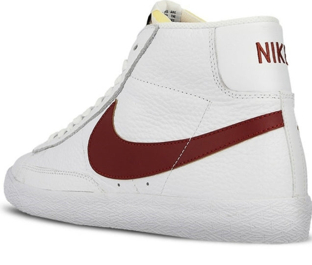 Les baskets Nike Blazer Low combinent un style intemporel et une élégance décontractée. Leur design épuré et leurs matériaux de qualité en font un choix prisé des amateurs de mode.