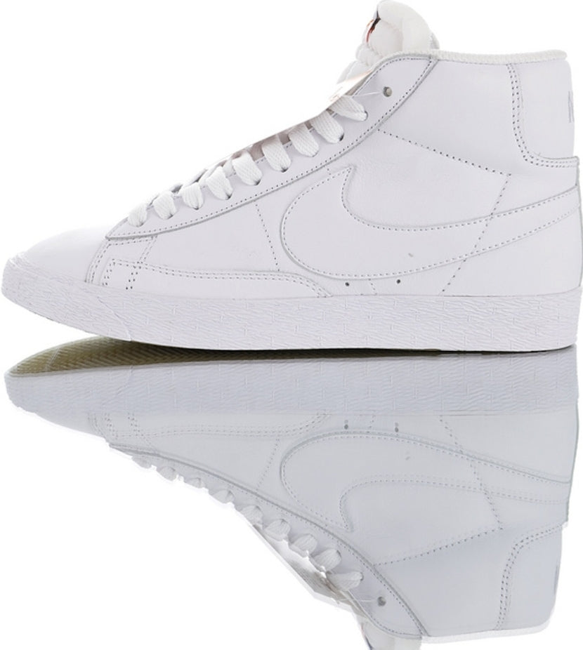Les baskets Nike Blazer Low combinent un style intemporel et une élégance décontractée. Leur design épuré et leurs matériaux de qualité en font un choix prisé des amateurs de mode.