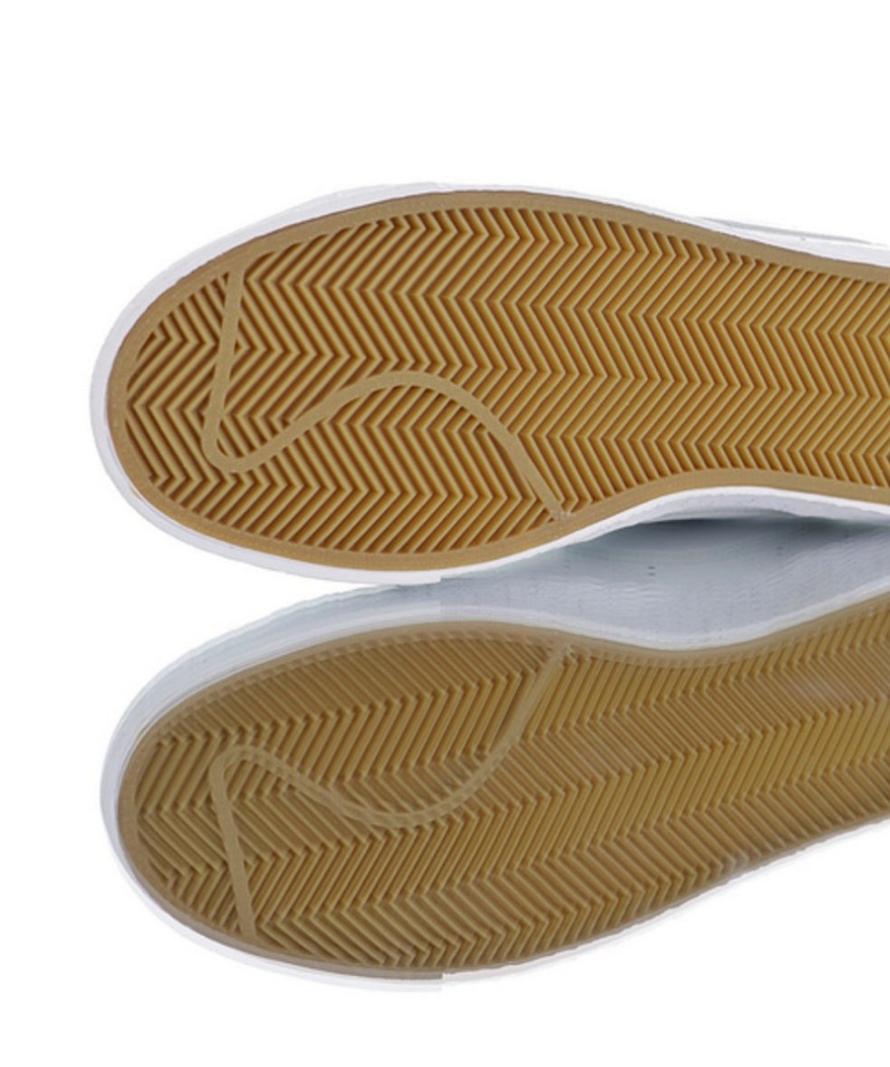 Les baskets Nike Blazer Low combinent un style intemporel et une élégance décontractée. Leur design épuré et leurs matériaux de qualité en font un choix prisé des amateurs de mode.