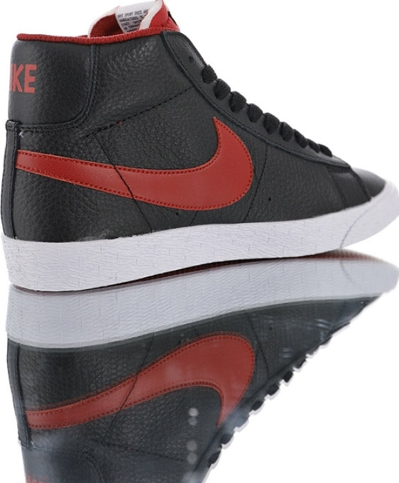 Les baskets Nike Blazer Low combinent un style intemporel et une élégance décontractée. Leur design épuré et leurs matériaux de qualité en font un choix prisé des amateurs de mode.