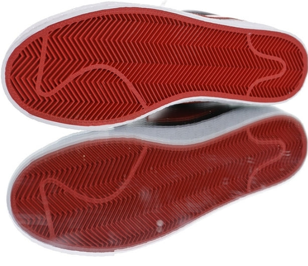 Les baskets Nike Blazer Low combinent un style intemporel et une élégance décontractée. Leur design épuré et leurs matériaux de qualité en font un choix prisé des amateurs de mode.