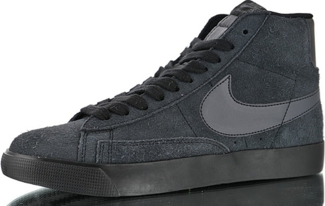 Les baskets Nike Blazer Low combinent un style intemporel et une élégance décontractée. Leur design épuré et leurs matériaux de qualité en font un choix prisé des amateurs de mode.