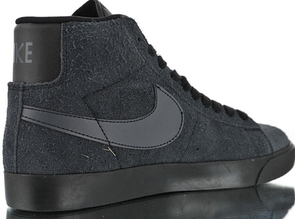 Les baskets Nike Blazer Low combinent un style intemporel et une élégance décontractée. Leur design épuré et leurs matériaux de qualité en font un choix prisé des amateurs de mode.