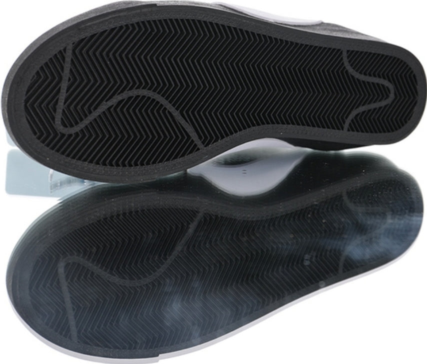 Les baskets Nike Blazer Low combinent un style intemporel et une élégance décontractée. Leur design épuré et leurs matériaux de qualité en font un choix prisé des amateurs de mode.