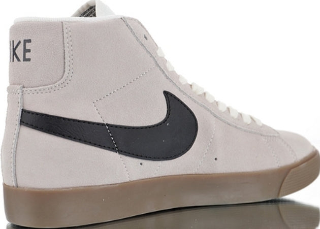 Les baskets Nike Blazer Low combinent un style intemporel et une élégance décontractée. Leur design épuré et leurs matériaux de qualité en font un choix prisé des amateurs de mode.