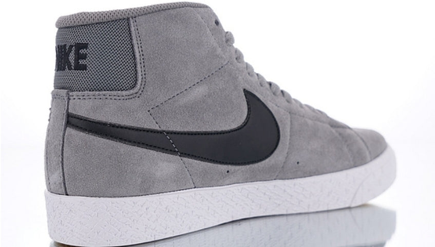 Les baskets Nike Blazer Low combinent un style intemporel et une élégance décontractée. Leur design épuré et leurs matériaux de qualité en font un choix prisé des amateurs de mode.