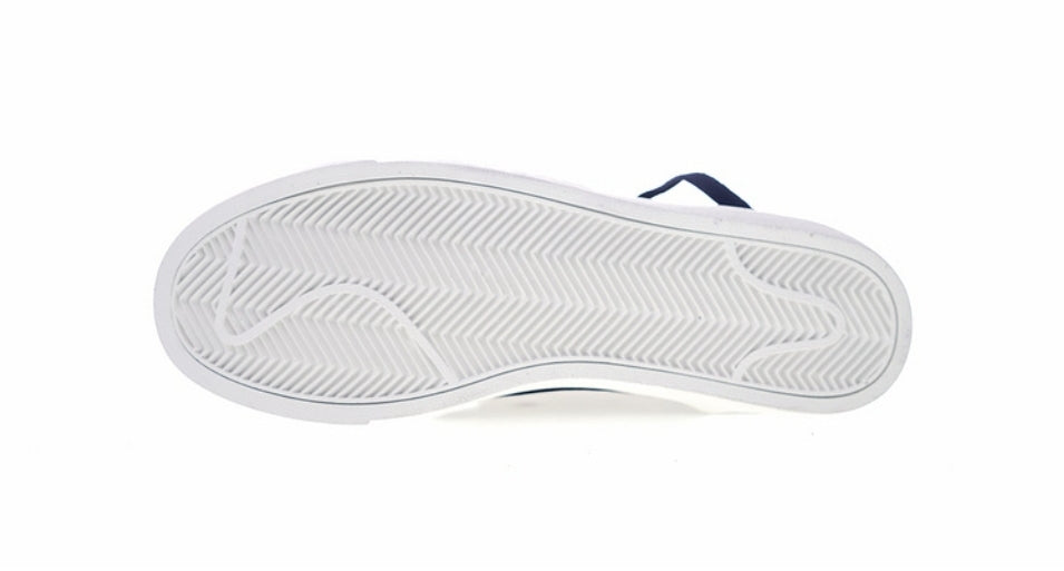 Les baskets Nike Blazer Low combinent un style intemporel et une élégance décontractée. Leur design épuré et leurs matériaux de qualité en font un choix prisé des amateurs de mode.