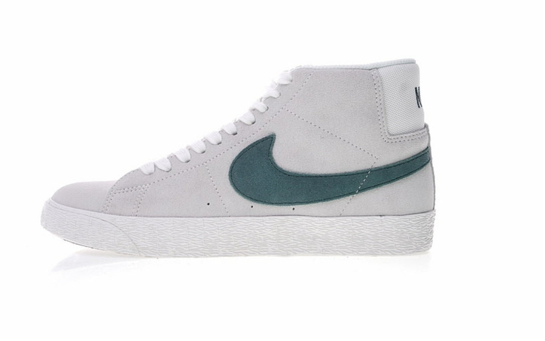 Les baskets Nike Blazer Low combinent un style intemporel et une élégance décontractée. Leur design épuré et leurs matériaux de qualité en font un choix prisé des amateurs de mode.