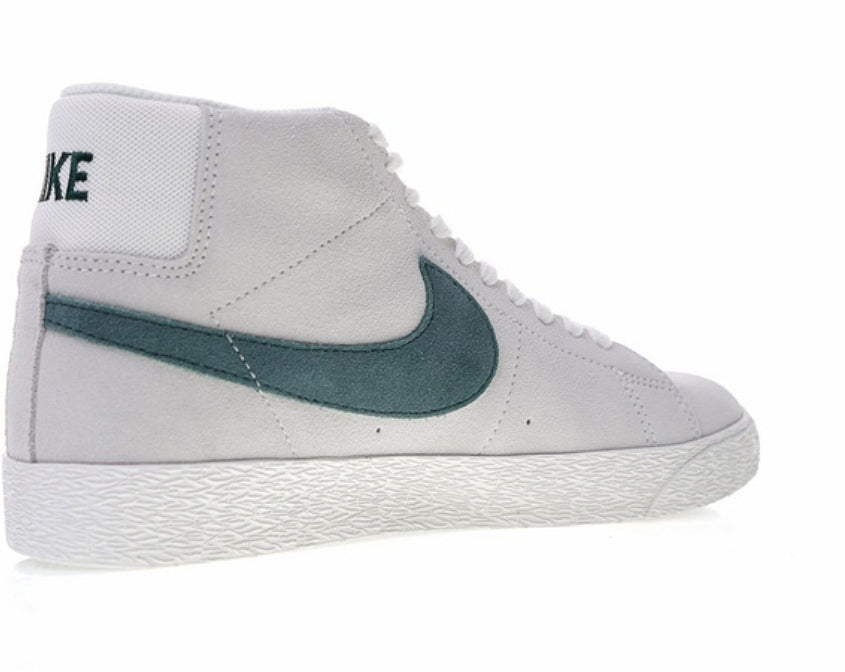 Les baskets Nike Blazer Low combinent un style intemporel et une élégance décontractée. Leur design épuré et leurs matériaux de qualité en font un choix prisé des amateurs de mode.
