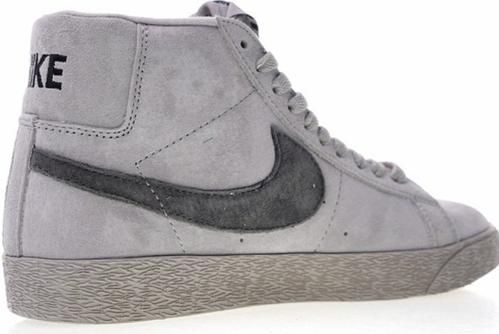 Les baskets Nike Blazer Low combinent un style intemporel et une élégance décontractée. Leur design épuré et leurs matériaux de qualité en font un choix prisé des amateurs de mode.